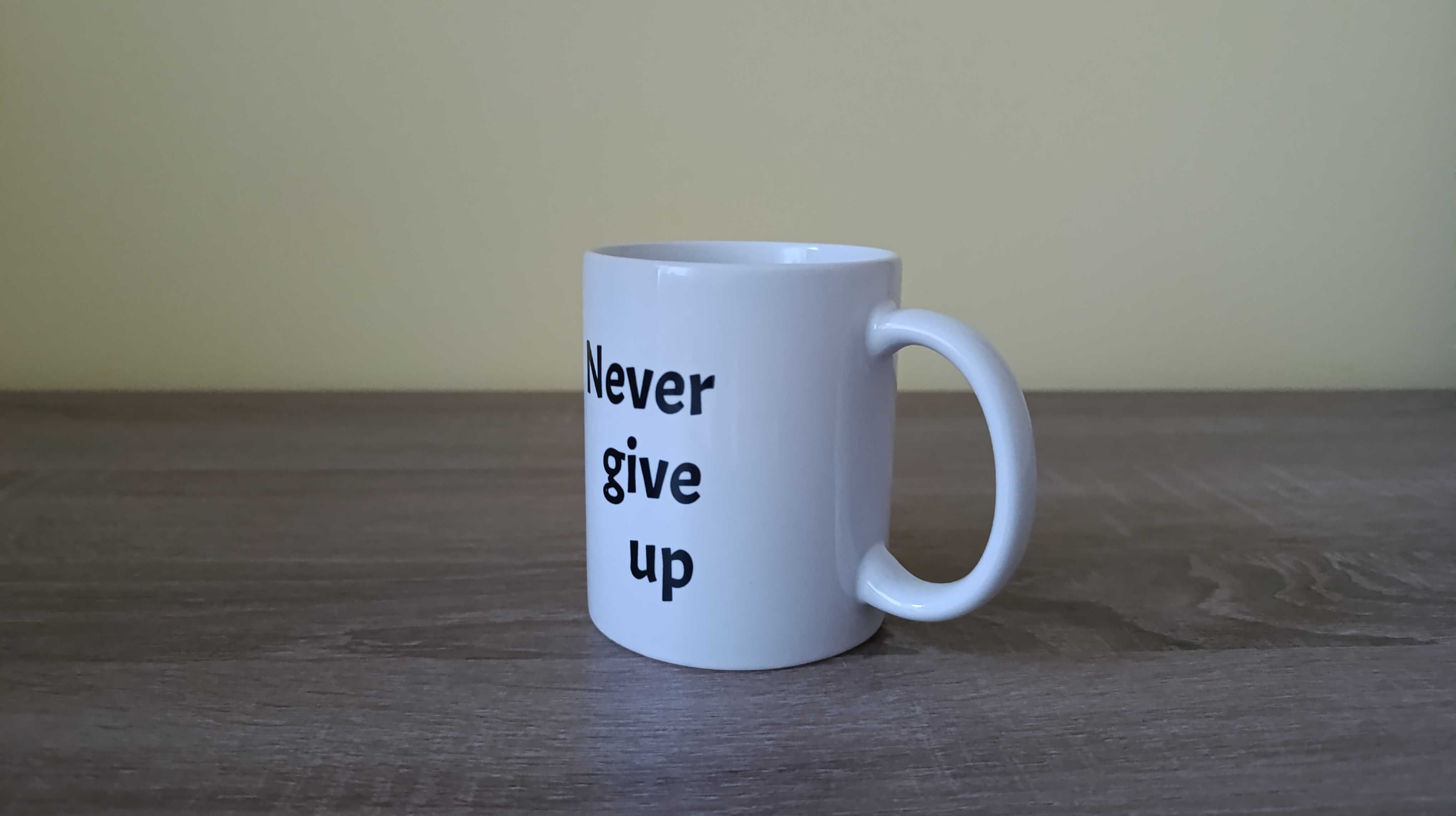Nowy biały kubek 330 ml z napisem "Never give up"