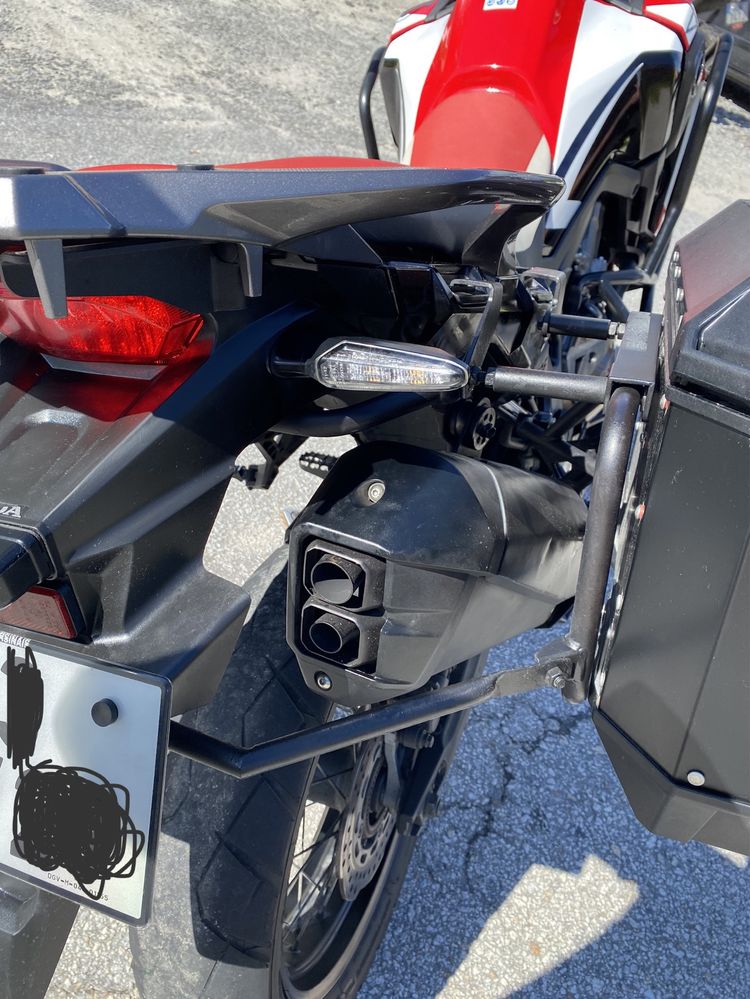 África Twin crf1000L com AKRAPOVIC