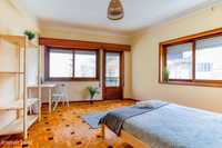 525547 - Quarto com cama de casal, com varanda, em apartamento com...