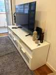 Movel de TV branco com 3 gavetas