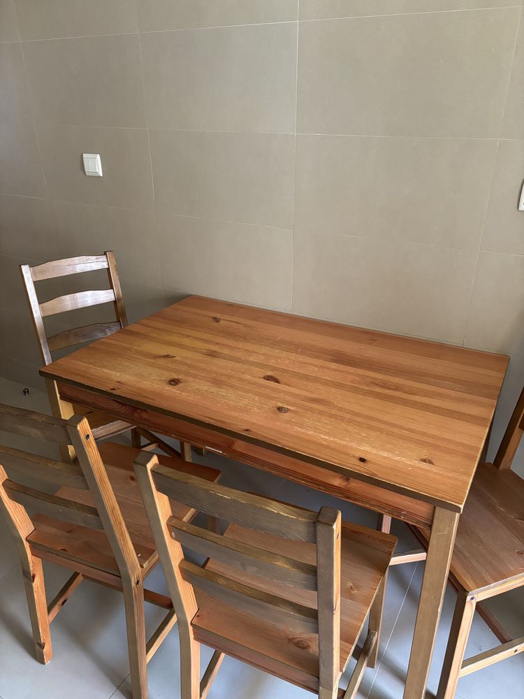 Mesa com 4 cadeiras