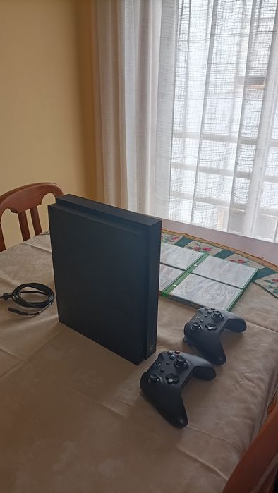 XBOX ONE X - 1TB - 8 Jogos