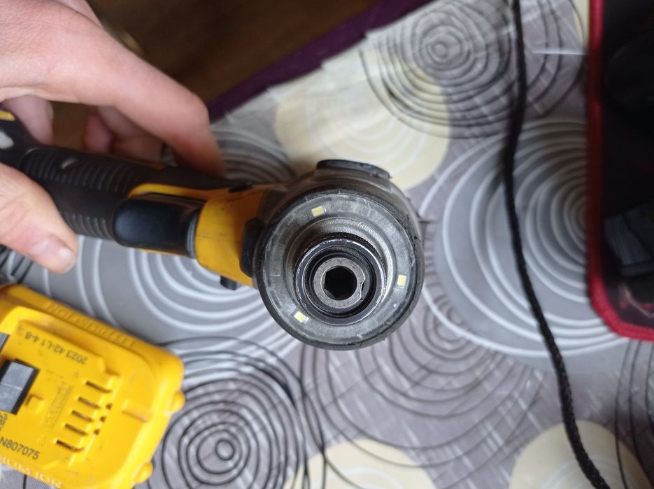 Шурупокрут Dewalt DCF801