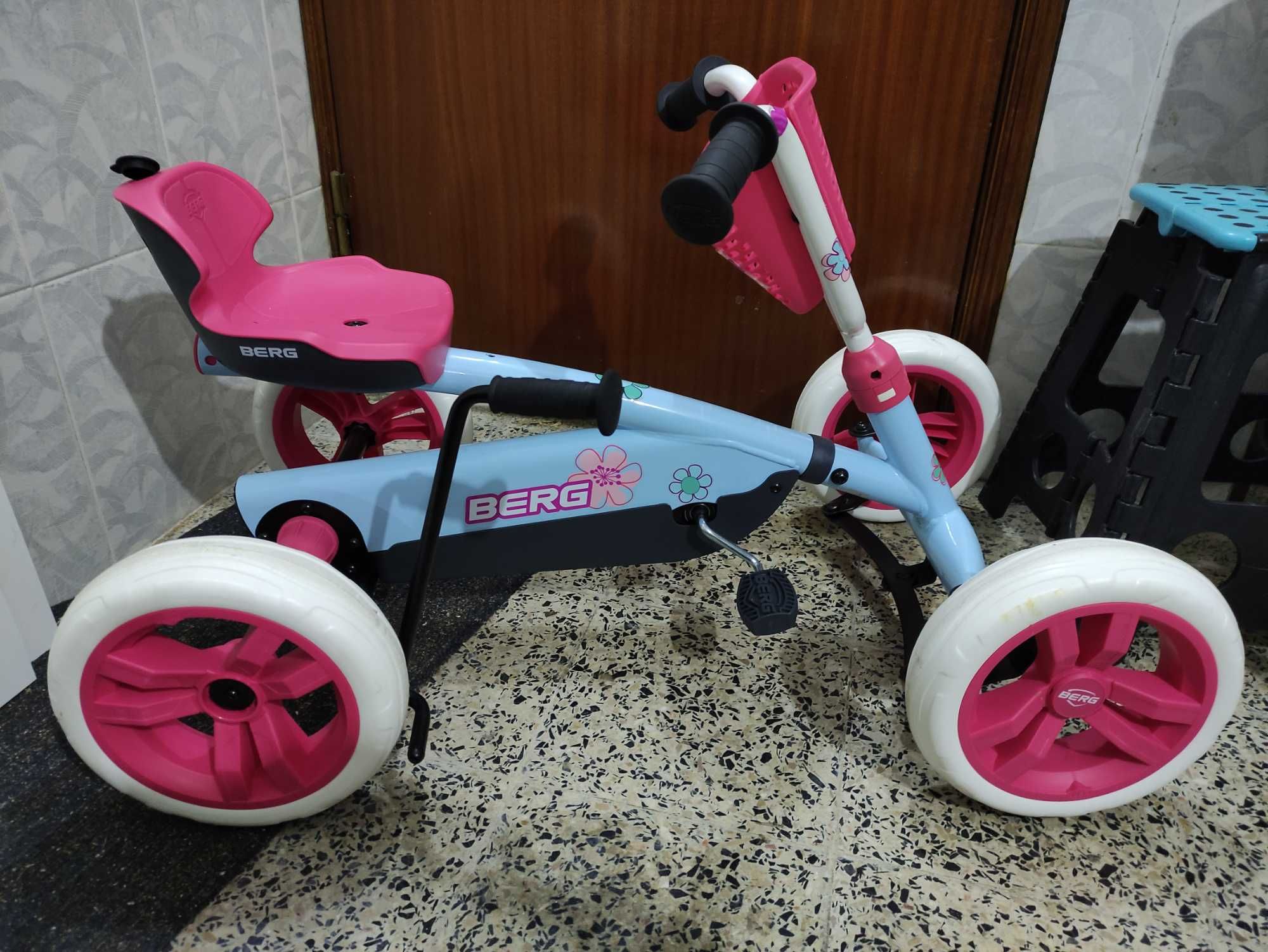 Kart de 4 rodas para menina até aos 4 / 5 anos.