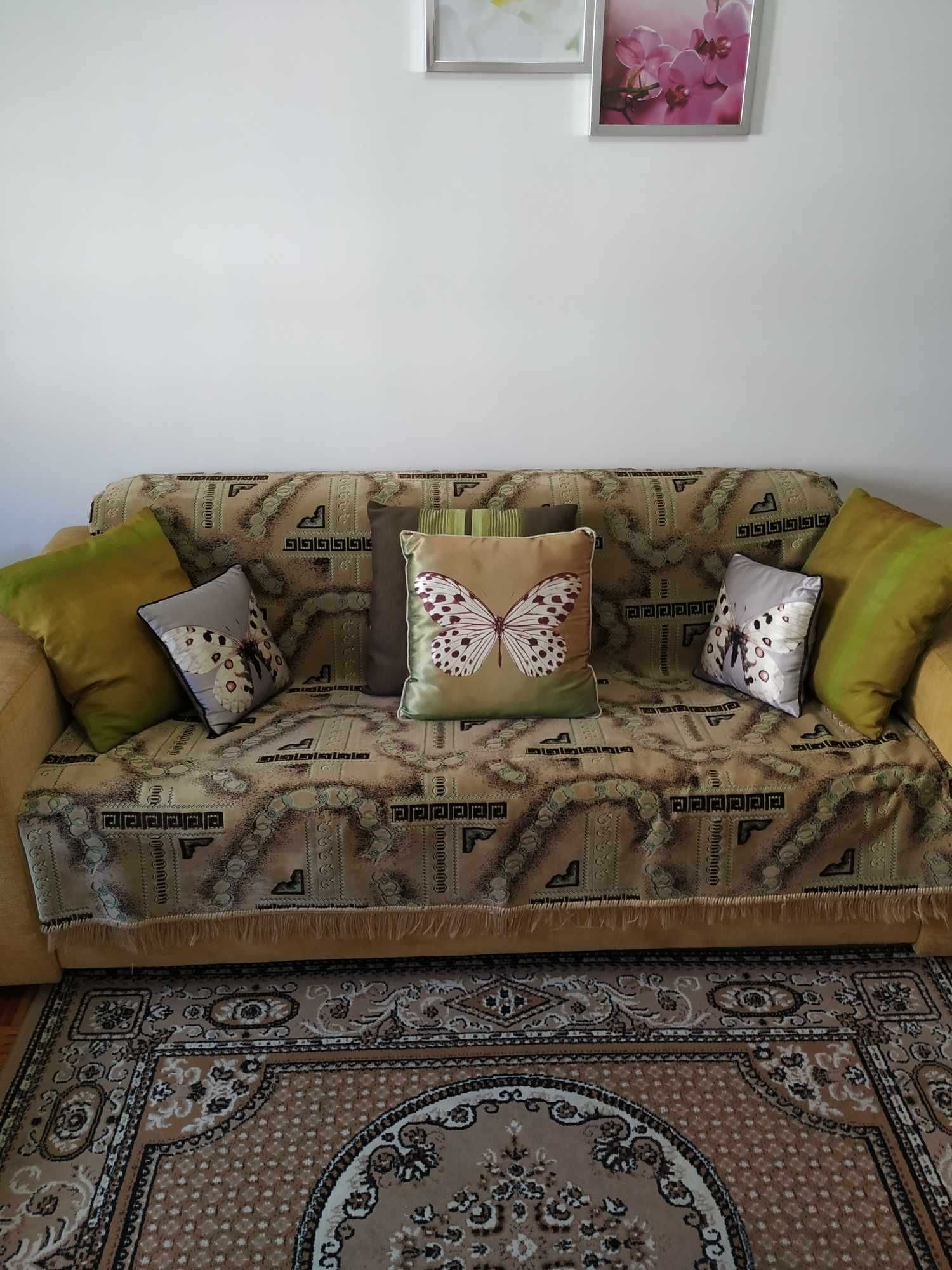 Vende-se uma sofá em tecido, de três lugares
