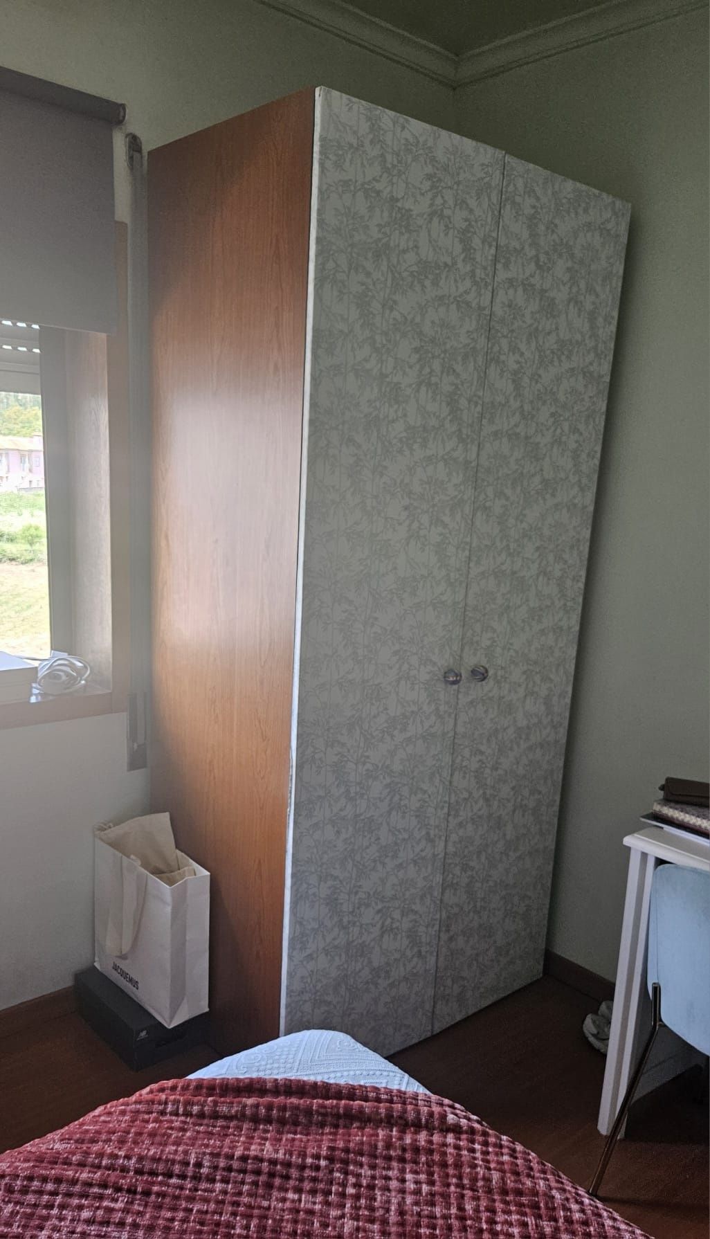 Quarto com cama Guarda roupa e mesinha