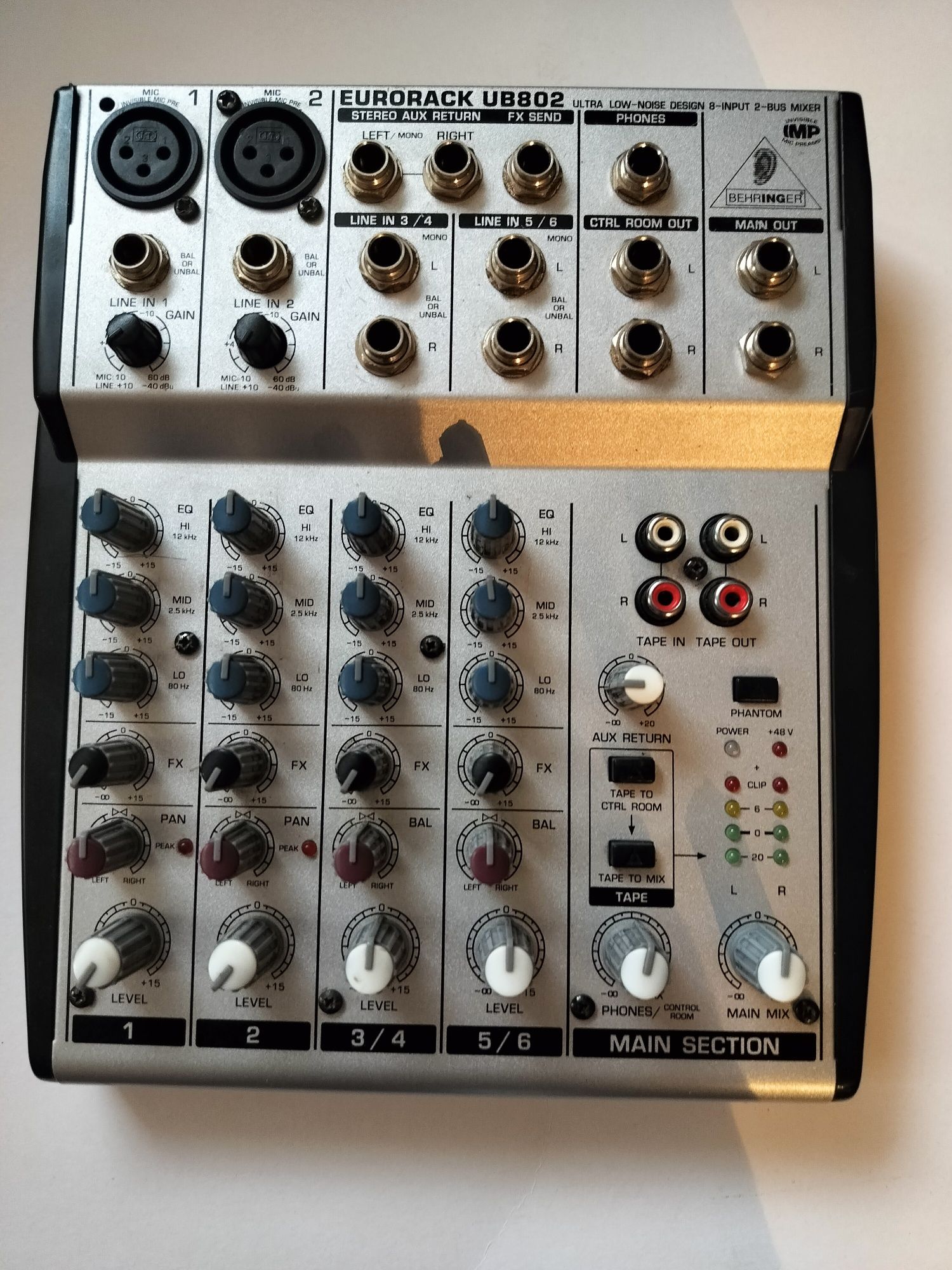 Mesa mistura Eurorack UB802