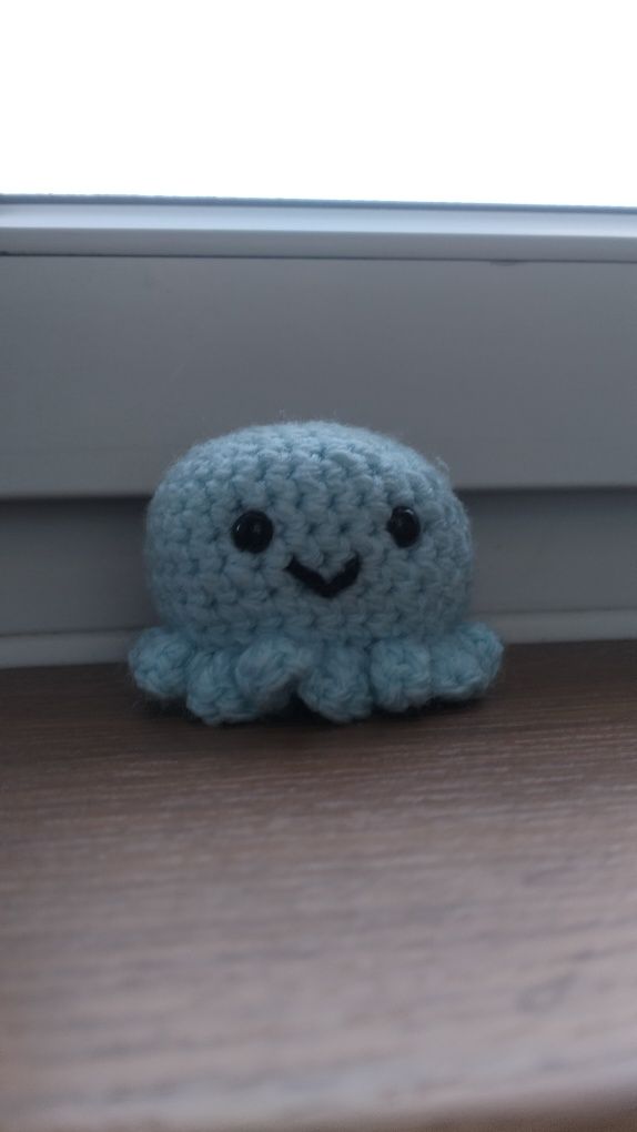 Zestaw trzech ośmiorniczki zrobionych na szydełku. Octopus crochet