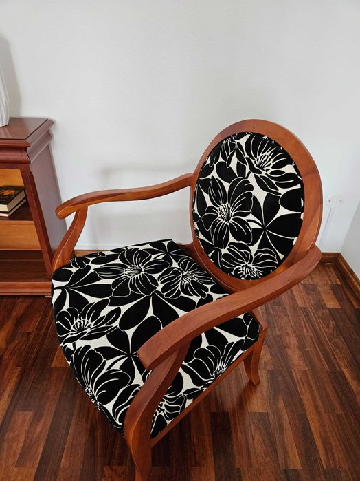 Poltronas em folha de cerejeira.
