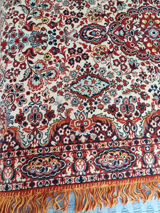 Яскравий ,невеличкий  коврик для невеличкоїі тафти, дивана, крісла, ..