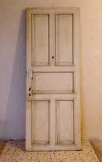 Дверь деревянная входная.
