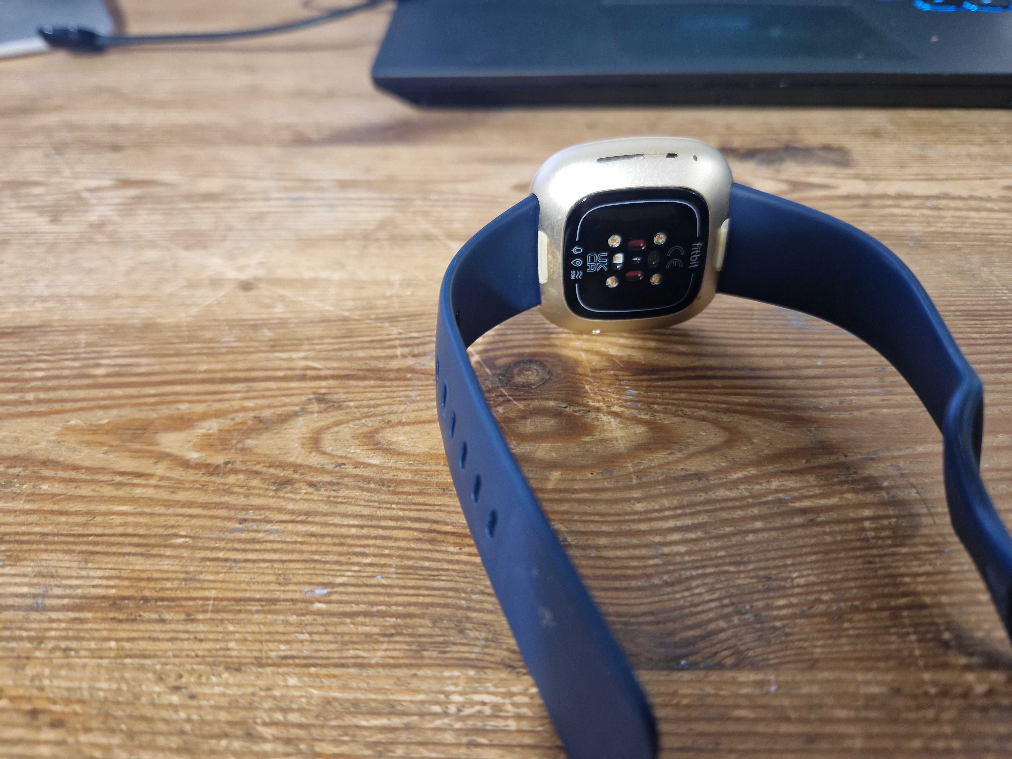 Smartwatch Fitbit Versa 3 czarny (2647)