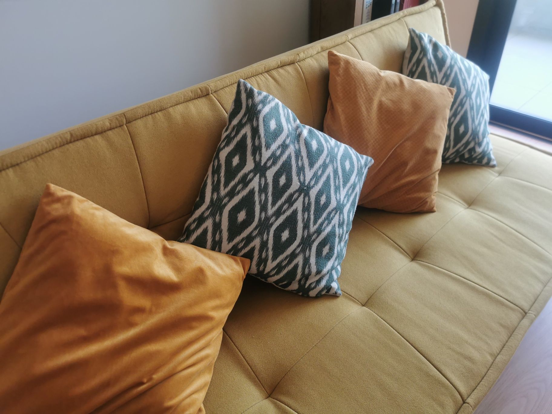Sofá cama amarelo