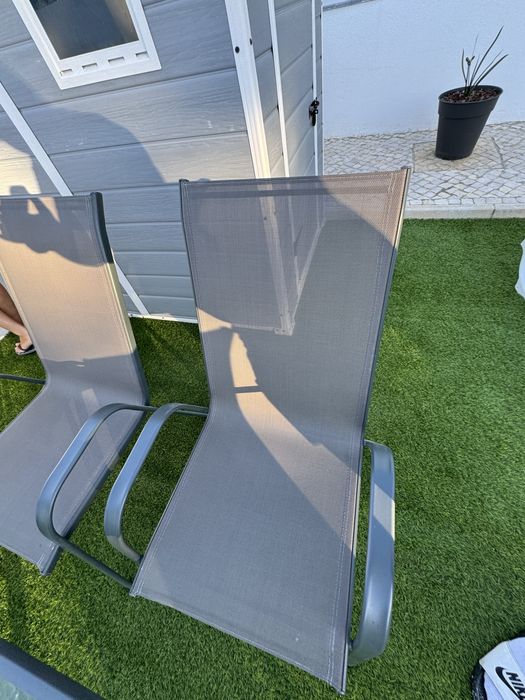 Mesa de vidro com cadeiras