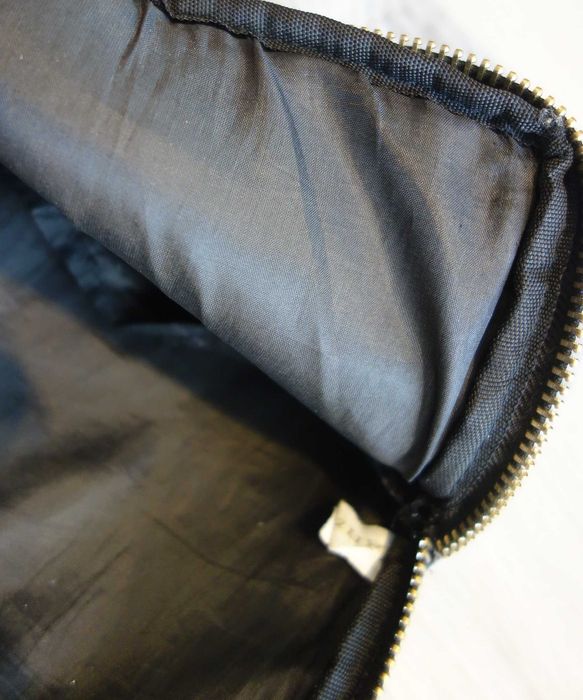 popielate etui na laptop 
zapinane na zamek błyskawiczny