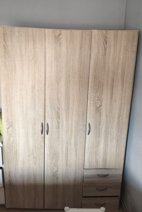 Guarda-roupa grande com 2 portas e gavetas
