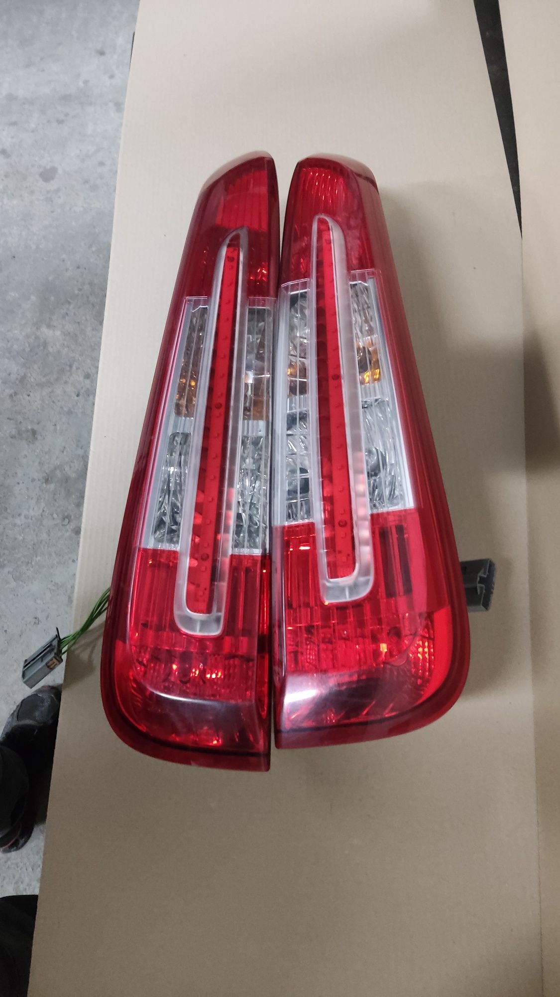 Ford C Max lift lampy tył.