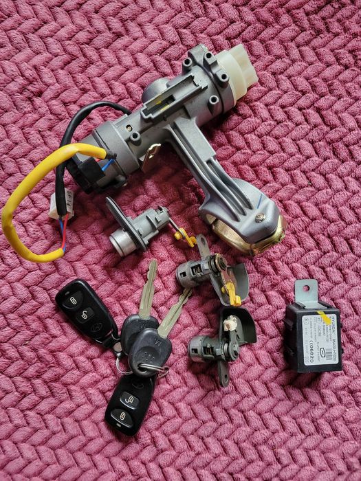 Ключи, брелоки, лічинки замків запалення та в двері Hynday Tucson JM