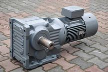 Motoreduktor kątowy 7.5kw. 64obr. z hamulcem. SEW
