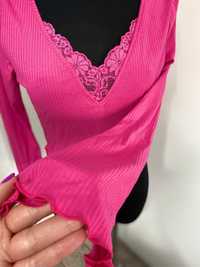 Różowa prążkowana bluzka damska z dekoltem w V wykończonym koronką /