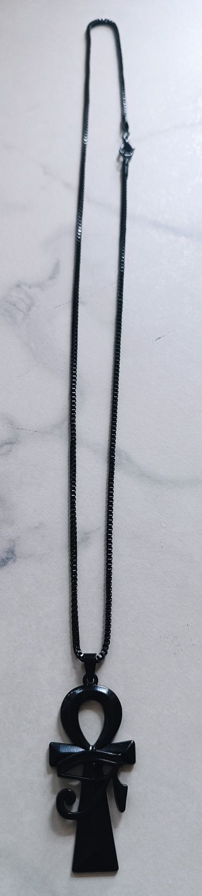 Elegancki czarny wisiorek z krzyżem Ankh z zawieszką w kształcie Oka H