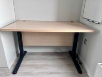 Biurko na nogach metalowych 120/70/28 klon/czarny