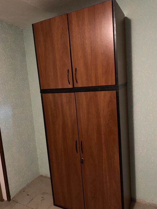 Продається двохдверна шафа з антресолями в хорошому стані