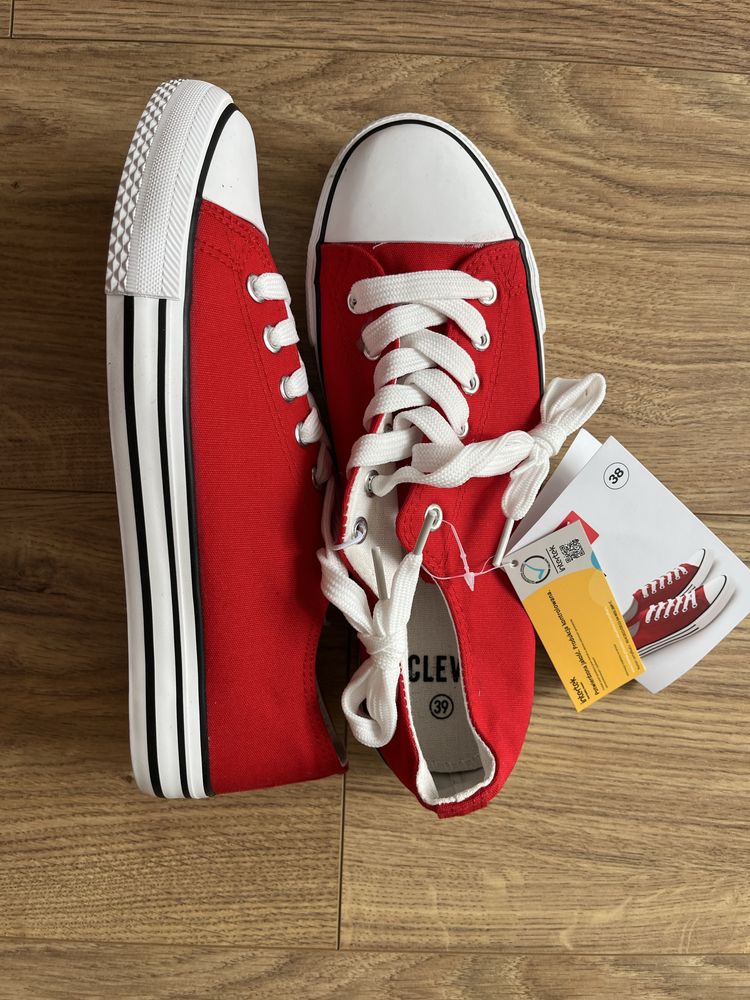 Nowe czerwone trampki