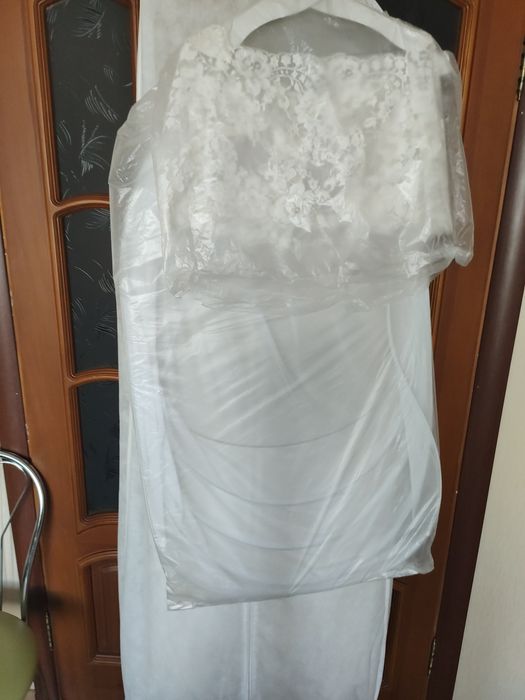 Свадебное платье 44размера,s ,в отличном состоянии.