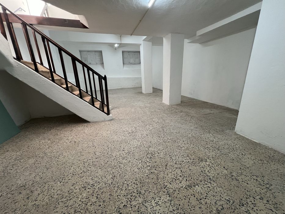Loja + T1 renovado na Damaia