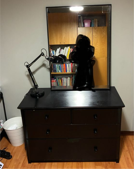 Conjunto de espelho, cómoda e candeeiro.