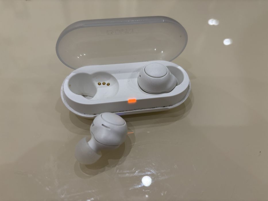 Безпровідні навушники Sony WF-C500 у кейсі