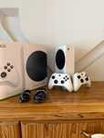 [Xbox] Konsola Xbox Series S + 2 Pady Series + Akumulatory do padów