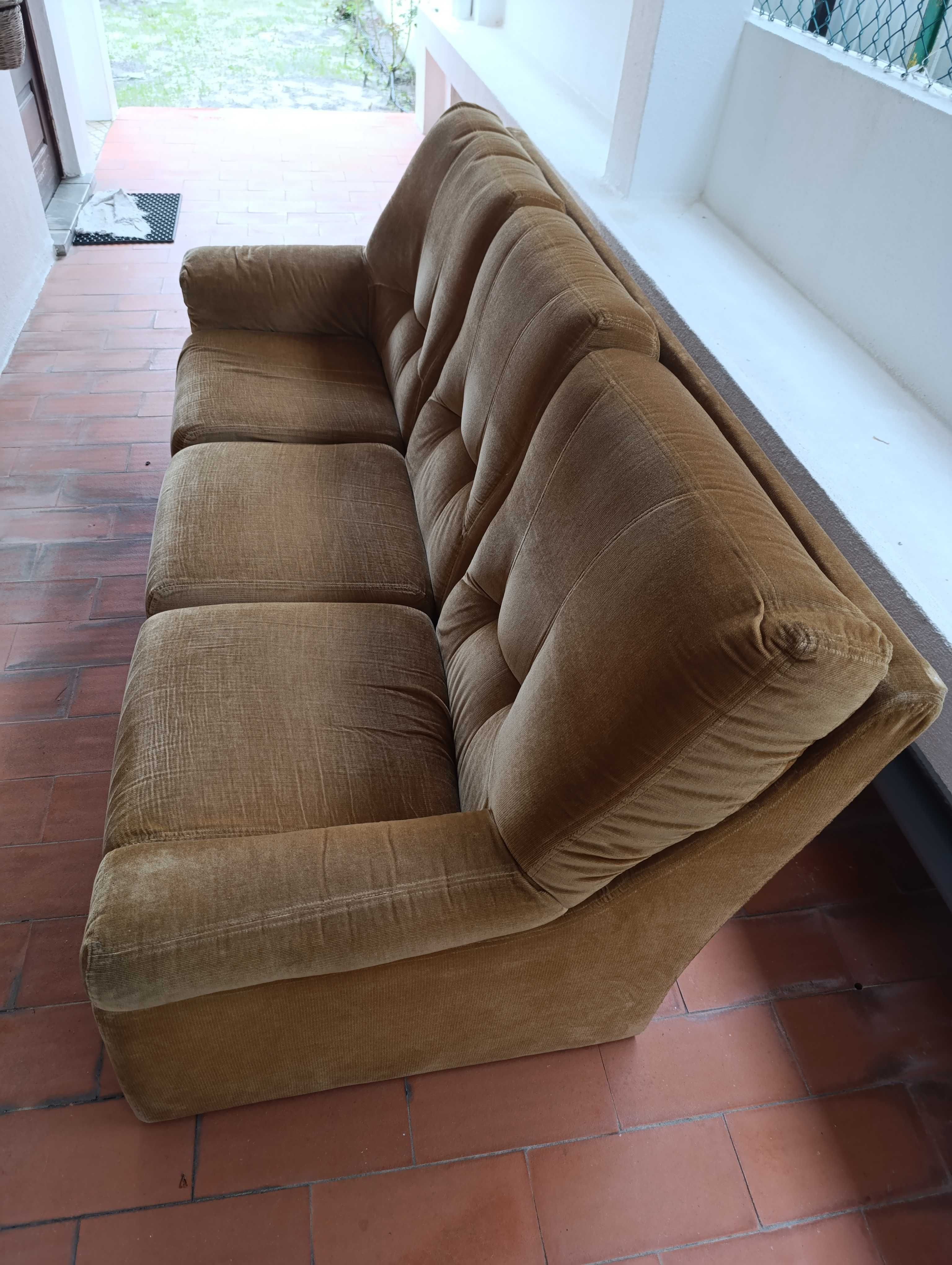 Sofá 3 lugares, super confortável, impecável.