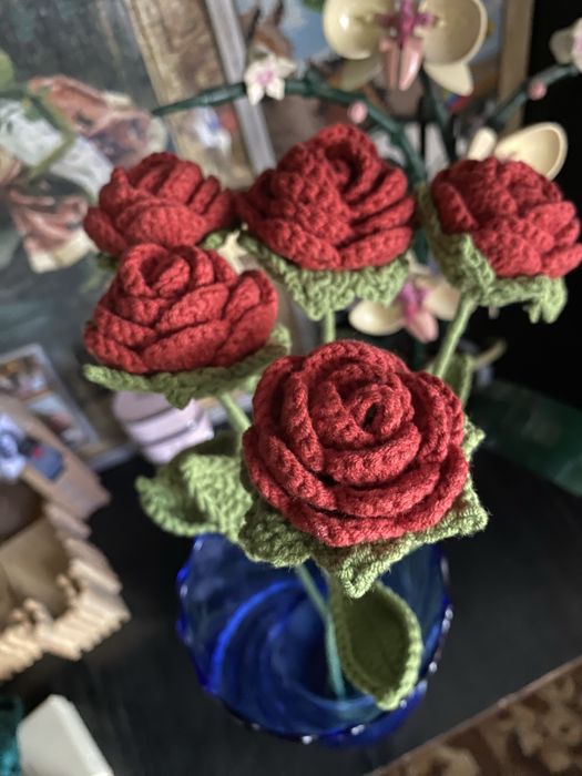 Bukiet czerwonych róż kwiatów szydelkowych