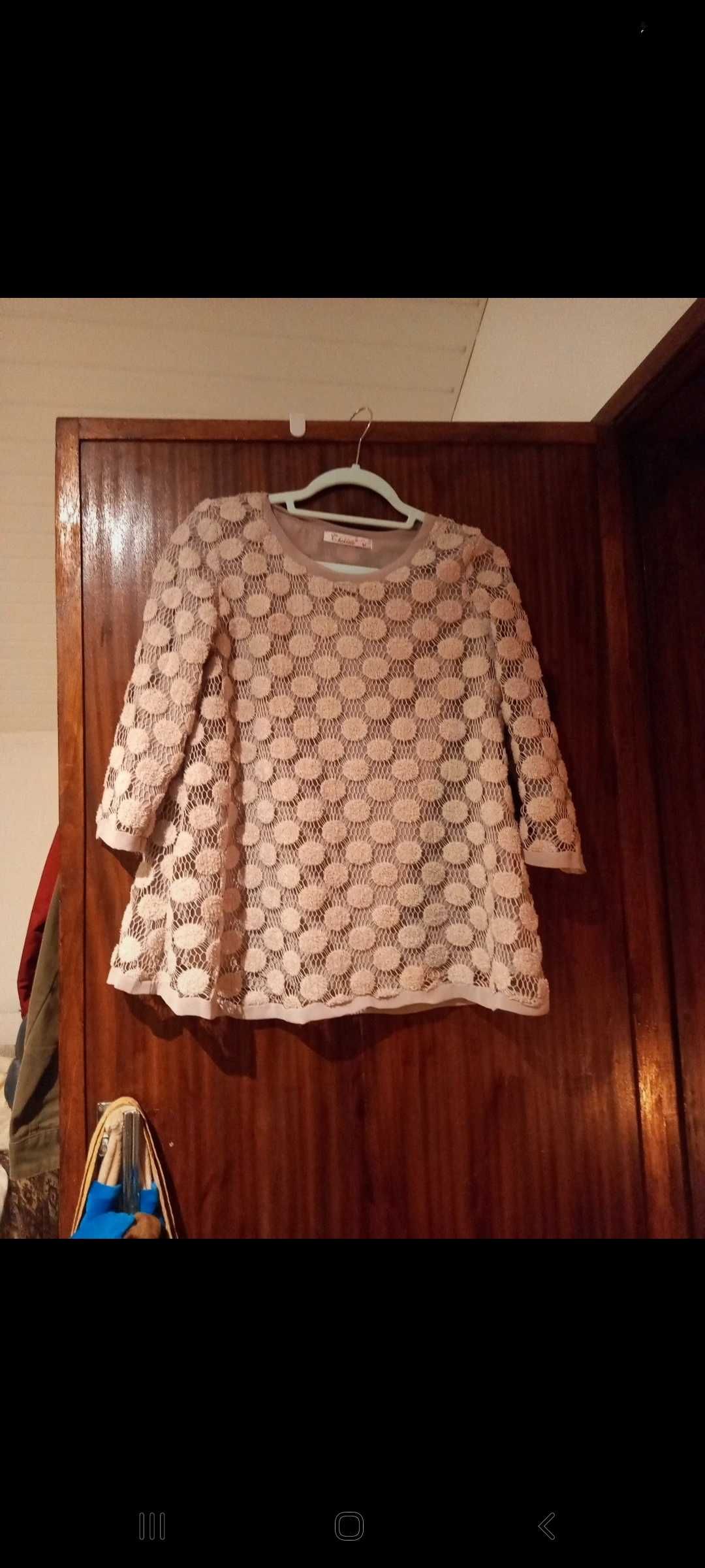 Blusa bege, com tecido rendado e forro - M - Choklate