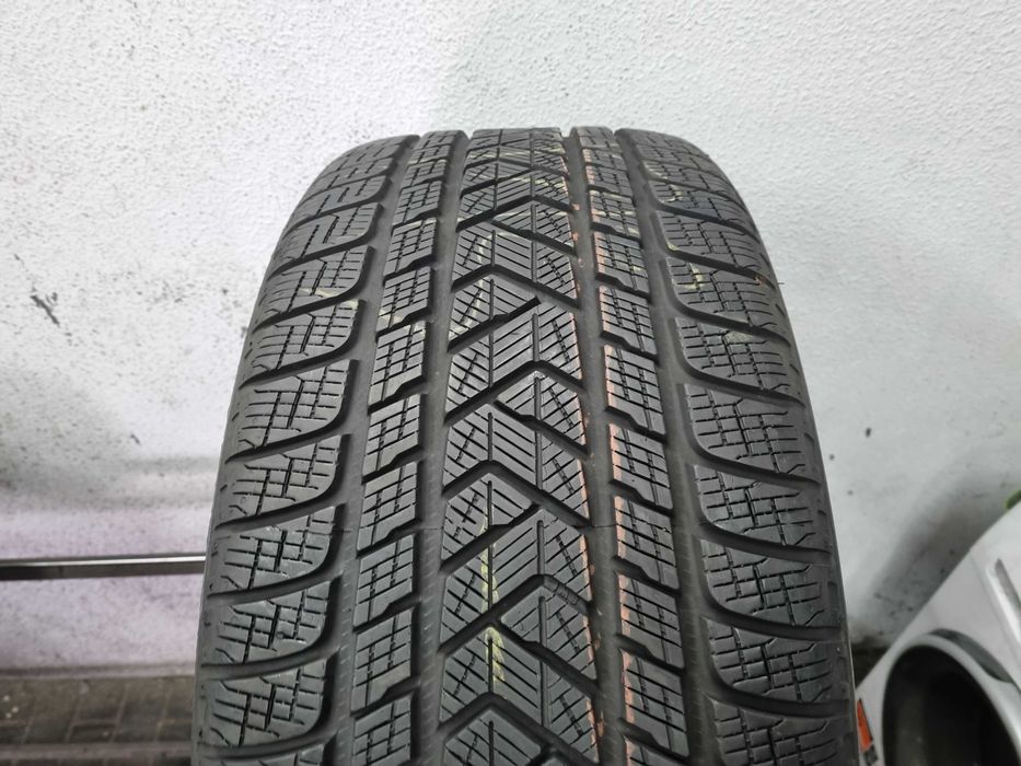 285/45/20 112V Pirelli Scorpion Winter AO Dot.3417R