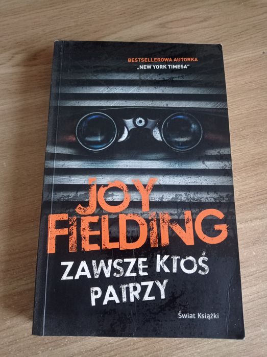 Joy Fielding "Zawsze ktoś patrzy" Świat książki