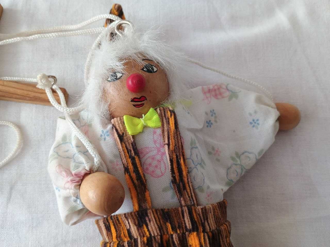 Marioneta antiga de madeira e tecido