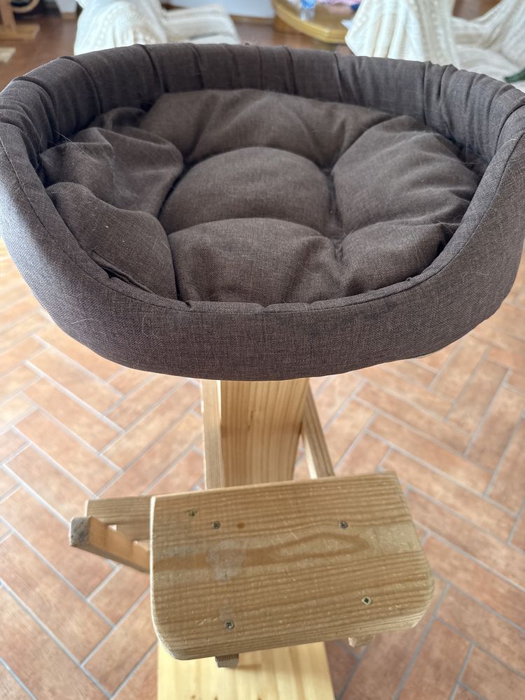 Stojak dla  kota z suszonego modrzewia 130cm wysoki