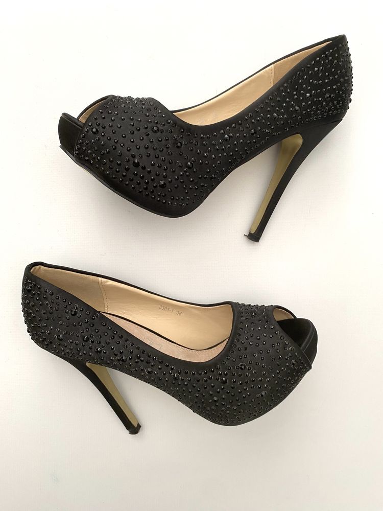 Zdobione szpilki Peep toe