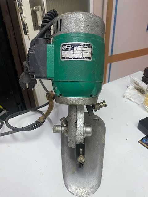 Máquina de Corte de Tecidos e Alcatifas, etc