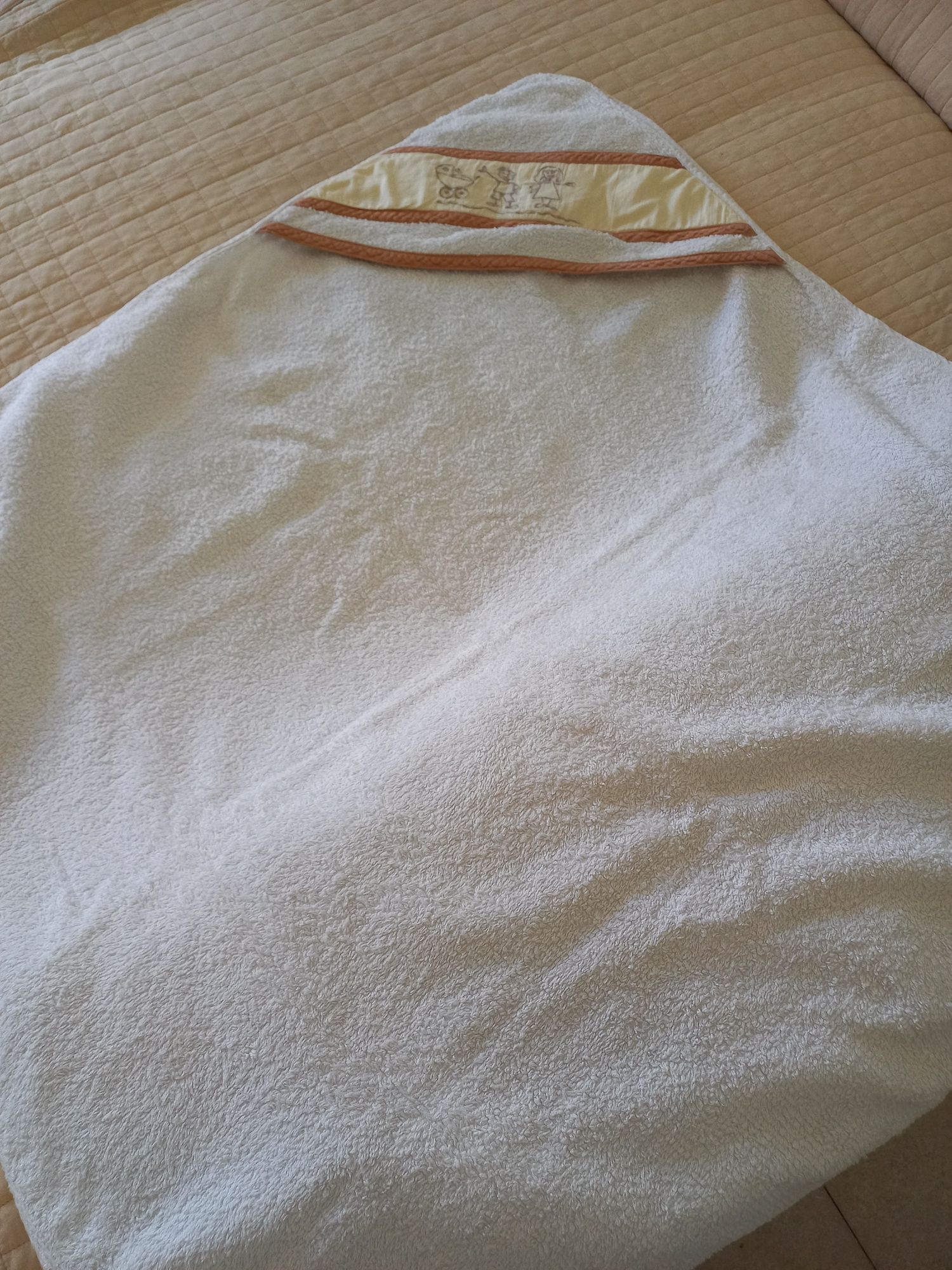 Duas toalhas de bebé com capuz bordado