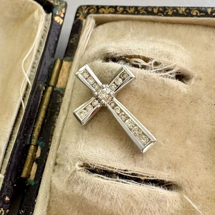 Złoty krzyżyk białe złoto 10 k diamenty brylanty certyfikat Chrzest