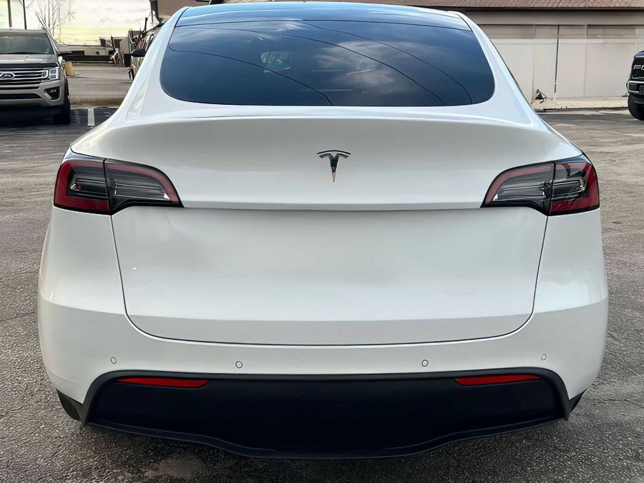 Tesla Model Y      2022