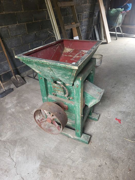 Stary śrutownik drewniany