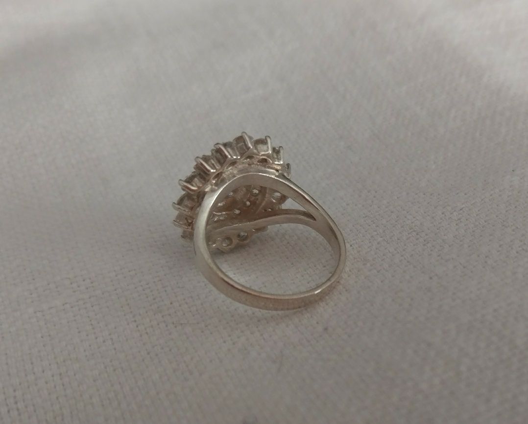 Piękny srebrny pierścionek błyszczący cyrkonie rozmiar 12 srebro