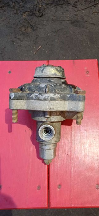 Клапан керування гальмами причепа