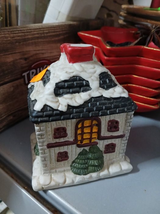 Ceramiczny domek na święta bozonarodzeniowe