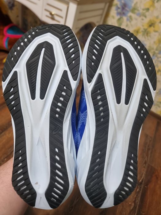 Оригінал 100% чоловічі кросівки asics novablast 5  eur 44